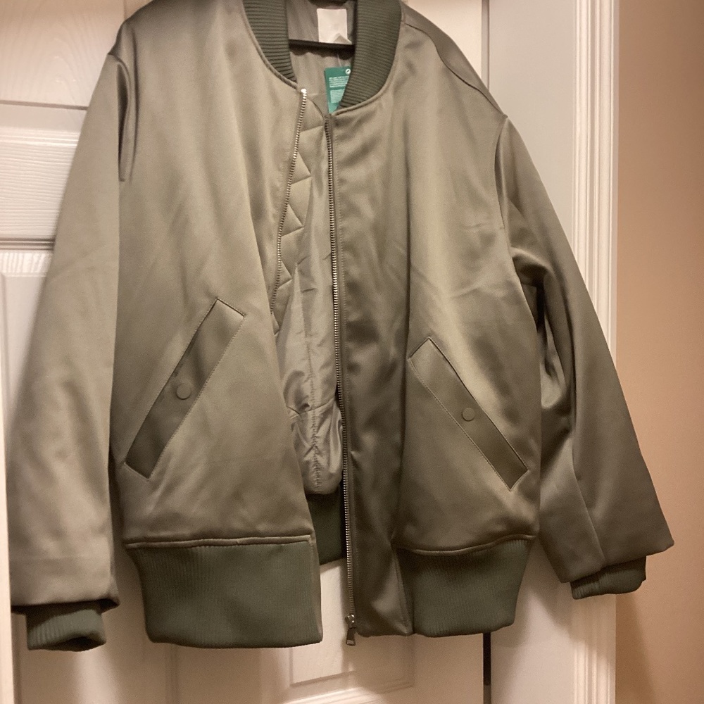 H&M BNWT Oversized Bomber. XL.  Green